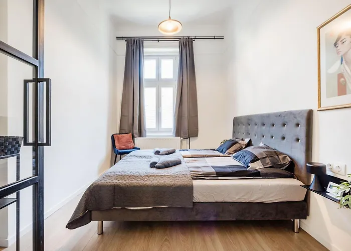 Downtown Comfort - Work, Relax, Explore Apartament